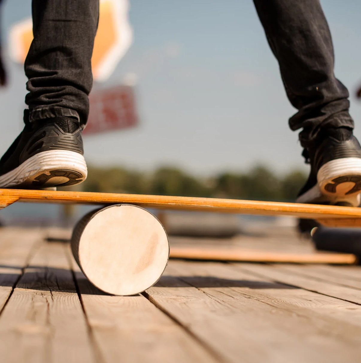 Balance Board Wobble - กระดานโยคะไม้สำหรับเด็ก กระดานทรงตัวสำหรับออกกำลังกายที่บ้าน กระดานออกกำลังกายบริหารเอว กระดานโยคะแบบโยก สีดำ/เหลือง