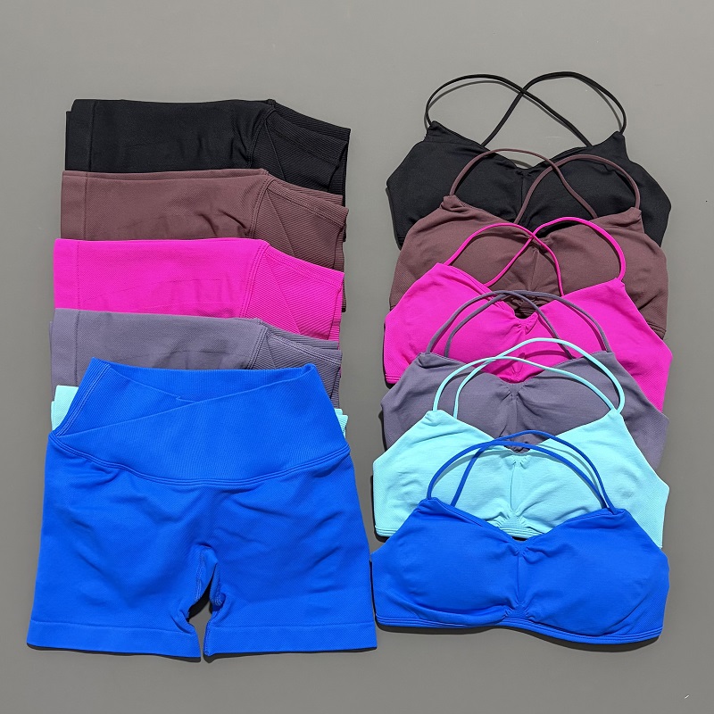 Pilates Yoga Outfit - ชุดออกกำลังกาย 2 ชิ้นสำหรับผู้หญิง เสื้อครอปท็อปโยคะ กางเกงขาสั้นเอวสูงแบบรัดรูปไร้ตะเข็บ ชุดฟิตเนส